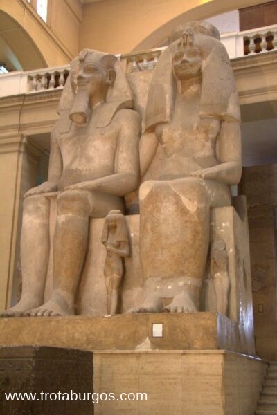 ESTATUA DE AMENHOTEP III Y LA REINA TIE EN EL MUSEO EGIPCIO