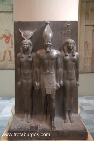ESTATUAS, 2.500 A.C. EN EL MUSEO EGIPCIO