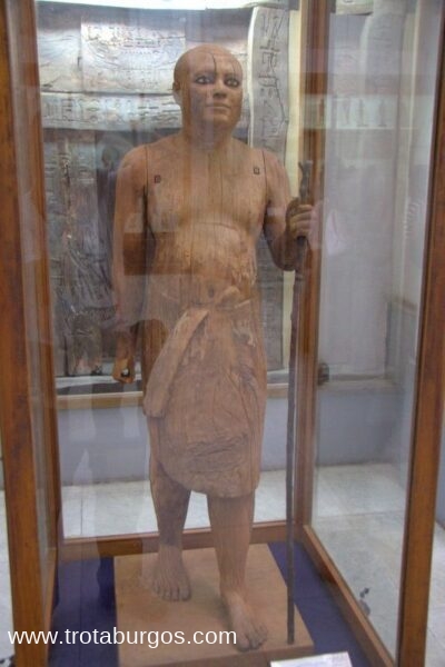 ESTATUA DE MEDERA DE SHEIKH EL BALAB, 2.500 A.C. EN EL MUSEO EGIPCIO