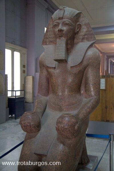 ESTATUA DE TUTMOSIS III, 1.470 A.C. EN EL MUSEO EGIPCIO
