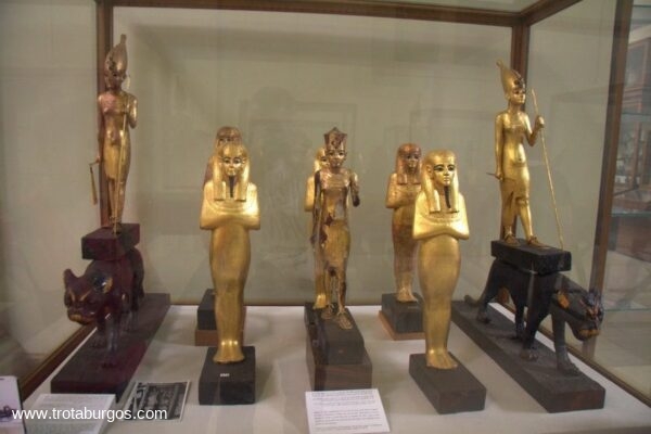 ESTATUILLAS ENCONTRADAS EN LA TUMBA DE TUTANKAMON EN EL MUSEO EGIPCIO