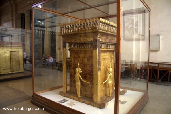 CAJA DONDE ESTABAN LOS VASOS CANOPES DE TUTANKAMON EN EL MUSEO EGIPCIO