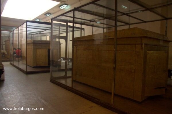 CAJAS DONDE ESTABA LA MOMIA DE TUTANKAMON EN EL MUSEO EGIPCIO