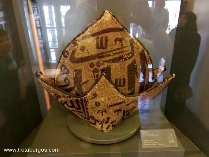 GORRO ANTIGUO DEL SIGLO XIV EN EL MUSEO DE LOS DERVICHES, KONYA